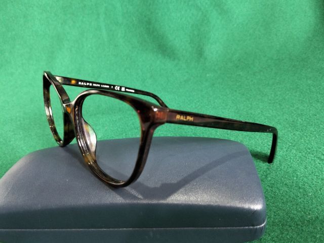 กรอบแว่นตาแบรนด์ Ralph Lauren รุ่น RA5282U แท้ ขนาด 55-18-140 mm.เฟรมสีน้ำตาลลายกระข้างในก้านมีการเสริมเหล็กทนทานและเบาสภาพไม่มีชำรุดและหัก รูปที่ 4
