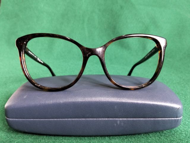 แว่นสายตา กรอบแว่นตาแบรนด์ Ralph Lauren รุ่น RA5282U แท้ ขนาด 55-18-140 mm.เฟรมสีน้ำตาลลายกระข้างในก้านมีการเสริมเหล็กทนทานและเบาสภาพไม่มีชำรุดและหัก