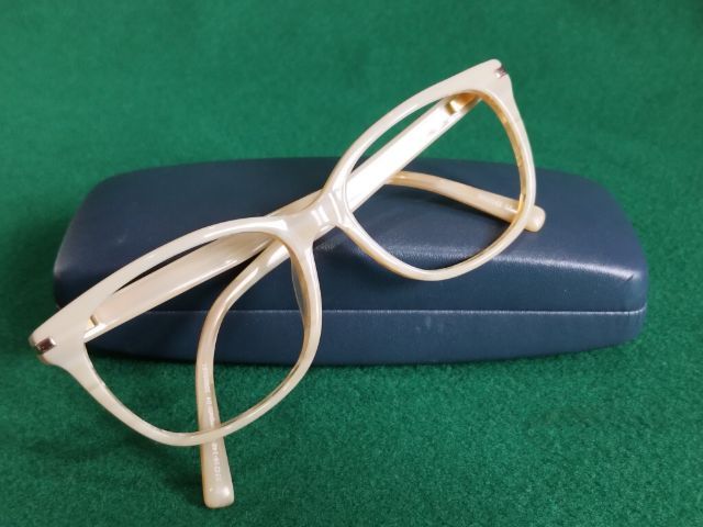 กรอบแว่นตาท่านหญิงแบรนด์ Carla zampatti 04 รุ่น 04 ผลิตในออสเตรเลีย ขนาด 53-16-140mm.เฟรมสีชานมลายกระเหมือนเขาสัตว์สภาพเกือบใหม่ รูปที่ 9