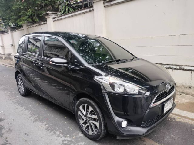 รถ Toyota Sienta 1.5 G สี ดำ