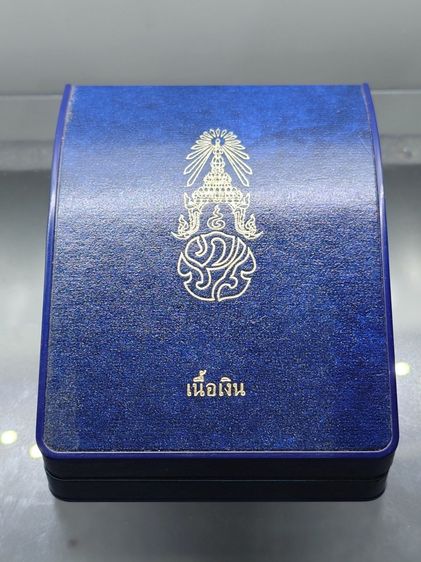 พระพุทธนวมมหาราชายุจฉับปริวัตนมงคล หลังพระปรมาภิไธย ภปร. เนื้อเงิน ที่ระลึก 72 พรรษา รัชกาลที่9 ปี2542 พร้อมกล่องเดิม รูปที่ 9