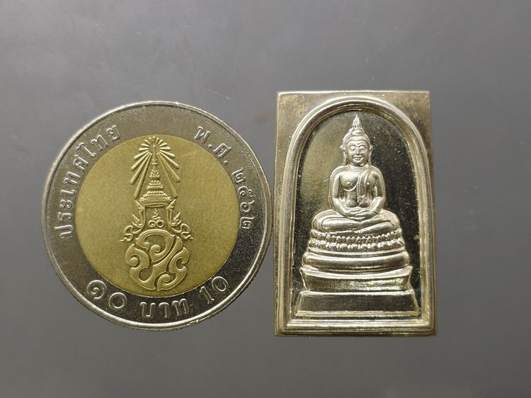 พระพุทธนวมมหาราชายุจฉับปริวัตนมงคล หลังพระปรมาภิไธย ภปร. เนื้อเงิน ที่ระลึก 72 พรรษา รัชกาลที่9 ปี2542 พร้อมกล่องเดิม รูปที่ 8