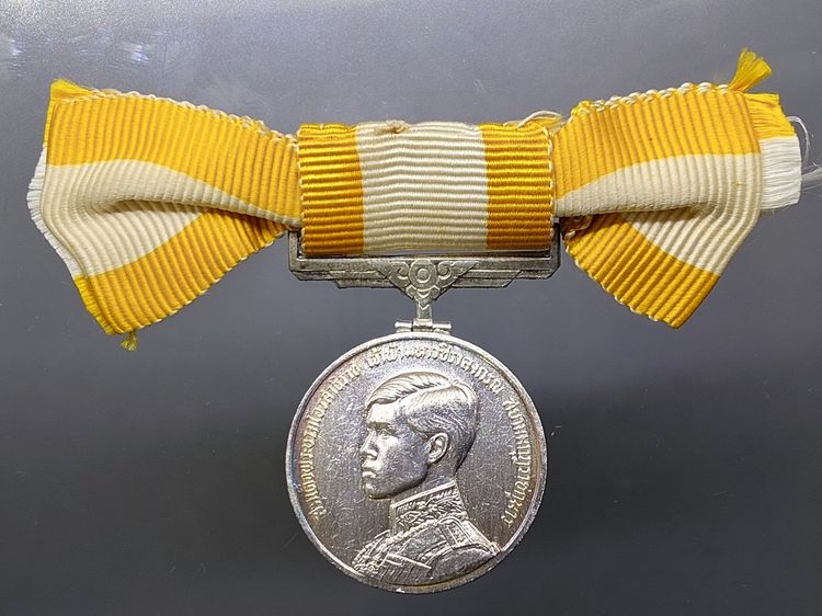 เหรียญที่ระลึกประดับแพรแถบ ที่ระลึกพระราชพิธีสถาปนาสมเด็จพระบรมโอรสาธิราช ปี2515 แบบหญิง รูปที่ 2