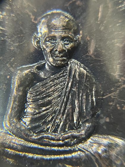 เหรียญเซ็งลี้ฮ้อ หลวงพ่อเกษม เขมโก บล็อคไหล่จุดนิยม ปี 2536 เนื้อทองแดงพร้อมกรอบทองคำมือ 1 รูปที่ 7