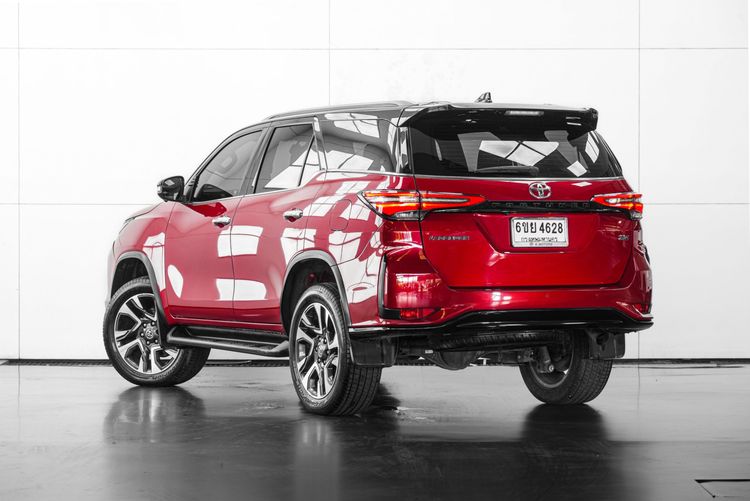 Toyota Fortuner 2021 2.4 Legender Black Top 4WD Sedan ดีเซล ไม่ติดแก๊ส เกียร์อัตโนมัติ แดง รูปที่ 4
