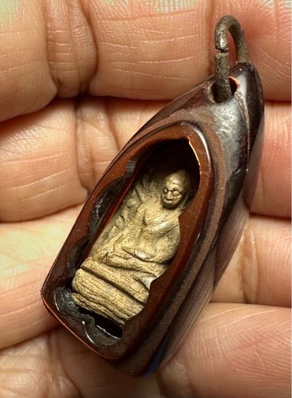 พระรอด เนื้อเขียวหินครก เลี่ยมโบราณ รูปที่ 4