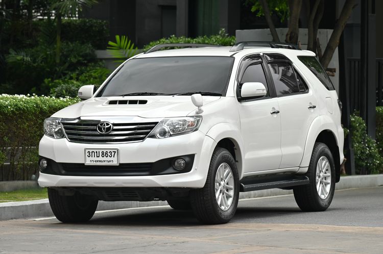 รถ Toyota Fortuner 3.0 V สี ขาว