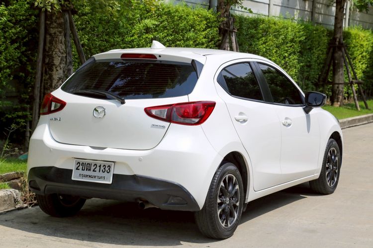 Mazda Mazda 2 2021 1.3 C Sports Sedan เบนซิน ไม่ติดแก๊ส เกียร์อัตโนมัติ ขาว รูปที่ 4