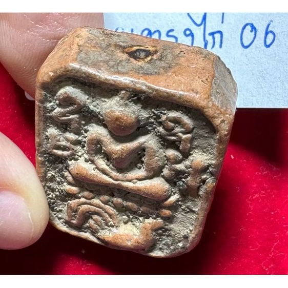 หลวงพ่อปาน วัดบางนมโค พระเครื่องเนื้อดินทรง 5 เหลี่ยม พิมพ์สมเด็จประทับไก่ หาง 4 เส้น สภาพสมบูรณ์ ไม่ผ่านใช้งาน รูปที่ 2