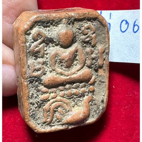 หลวงพ่อปาน วัดบางนมโค พระเครื่องเนื้อดินทรง 5 เหลี่ยม พิมพ์สมเด็จประทับไก่ หาง 4 เส้น สภาพสมบูรณ์ ไม่ผ่านใช้งาน