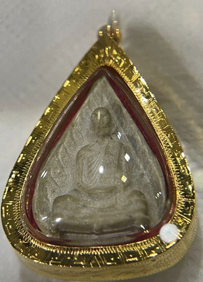 หลวงปูโต๊ะ รูปเหมือนใบโพธิ์เนื้อเกสร หลังยันต์ตรี 2523 พร้อมกรอปทองแท้มือ 1 รูปที่ 2