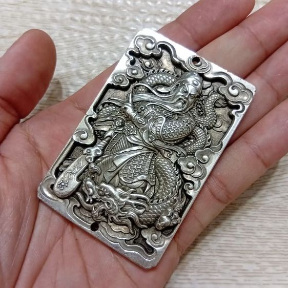 เทพเจ้ากวนอู แผ่นโลหะลายนูน ขนาด6.8cm.  