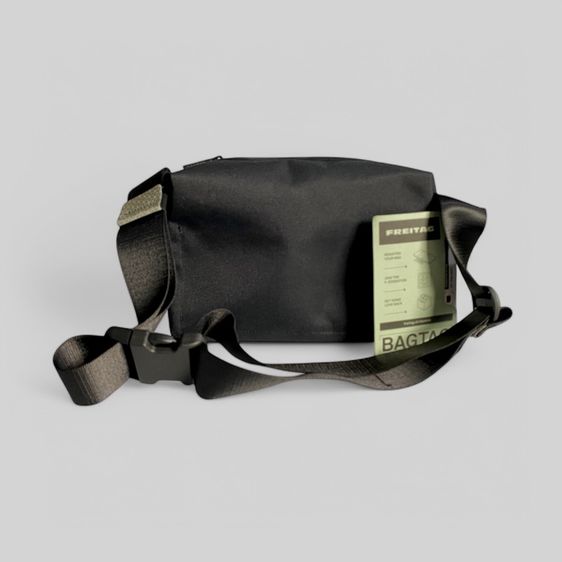 Freitag 𝐅𝟔𝟕𝟎 𝗪𝐀𝐑𝐑𝐄𝐍 𝐁𝐥𝐚𝐜𝐤 𝐂𝐑𝐎𝐒𝐒𝐁𝐎𝐃𝐘 𝐌𝐄𝐃𝐈𝐔𝐌 รูปที่ 4