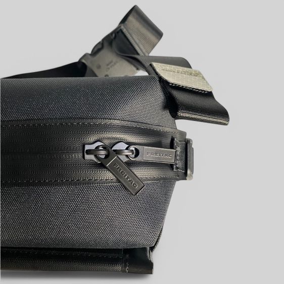 Freitag 𝐅𝟔𝟕𝟎 𝗪𝐀𝐑𝐑𝐄𝐍 𝐁𝐥𝐚𝐜𝐤 𝐂𝐑𝐎𝐒𝐒𝐁𝐎𝐃𝐘 𝐌𝐄𝐃𝐈𝐔𝐌 รูปที่ 6