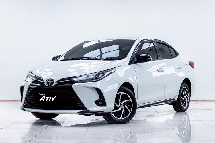 รถ Toyota Yaris ATIV 1.2 Sport Premium สี ขาว