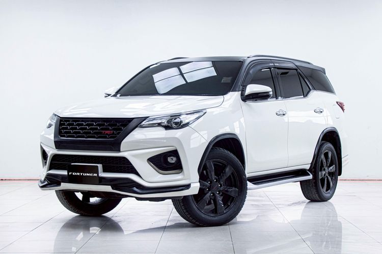 Toyota Fortuner 2017 2.8 TRD Sportivo 4WD Utility-car ดีเซล ไม่ติดแก๊ส เกียร์อัตโนมัติ ขาว รูปที่ 4
