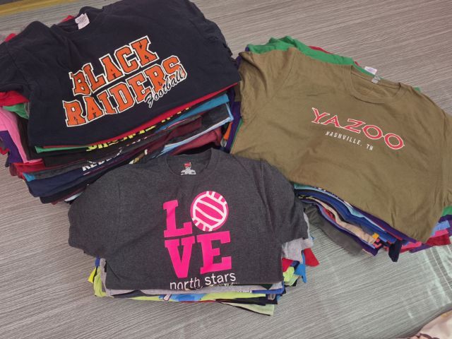 เสื้อยืด มือ2 เกรด A สภาพสวยๆ ขายเหมา 100ตัว 1,500บ.  (คละสี คละไซส์) มีส่งเก็บปลายทาง รูปที่ 2