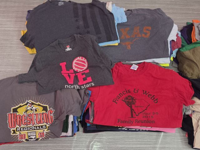 เสื้อยืด มือ2 เกรด A สภาพสวยๆ ขายเหมา 100ตัว 1,500บ.  (คละสี คละไซส์) มีส่งเก็บปลายทาง