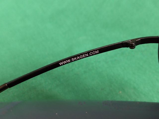 แว่นตากันแดดทรงสปอร์ต Unisex แบรนด์ Skagen รุ่น 53BLGR made in Denmark ขนาดหน้ากว้าง 13.5ซม.ความยาวของก้าน 13.5.ซม.กระจกเคลือบสองชั้นกัน UV  รูปที่ 9