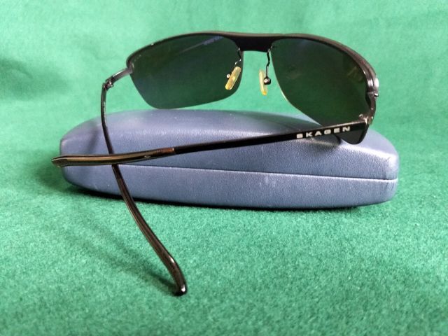 แว่นตากันแดดทรงสปอร์ต Unisex แบรนด์ Skagen รุ่น 53BLGR made in Denmark ขนาดหน้ากว้าง 13.5ซม.ความยาวของก้าน 13.5.ซม.กระจกเคลือบสองชั้นกัน UV  รูปที่ 6