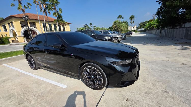 BMW Series 5 2025 530e Sedan ปลั๊กอินไฮบริด (PHEV) ไม่ติดแก๊ส เกียร์อัตโนมัติ ดำ รูปที่ 4
