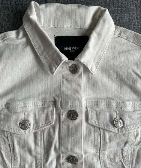 ☘️เสื้อยีนส์สีขาว แบรนด์ดัง Ninewest รูปที่ 3