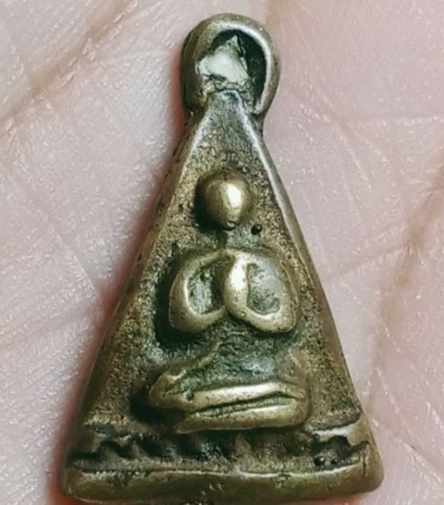 เหรียญหล่อสามเหลี่ยมหลวงปู่รอด