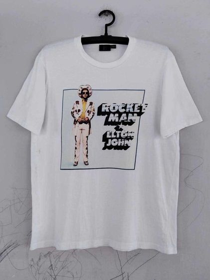 เสื้อยืด ELTON JOHN แท้ 💯 size L วัดจริงขนาด อก 21.5 ยาว 28 นิ้ว สภาพดีมาก สกีนลายสวย สีขาวจั๊ว เนื้อผ้านิ่มมาก หายากน่าสะสมครับ รูปที่ 4
