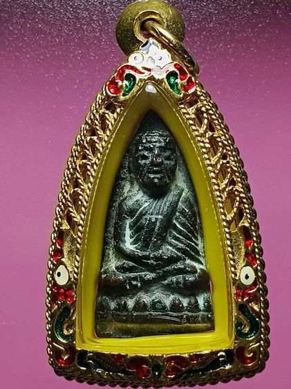 พระหลวงปู่ทวด พิมพ์เตารีดเล็ก ปี05 วัดช้างให้ สภาพสวยเก่า เนื้อจัดเข้มเก่าเบ้าแป้งเจิมเก่ายังติดอยู่ครบ สวยเดิมเก่าจากวัด น่าใช้มากครับ