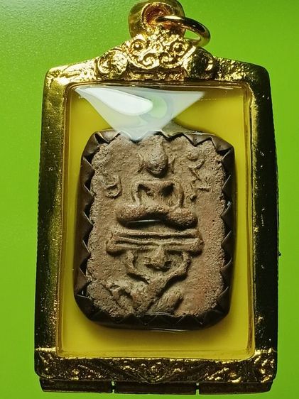 พระหลวงพ่อปาน วัดบางนมโค รุ่นแรก สภาพผ่านการใช้มาบ้าง เลี่ยมโบราณจับขอบมาแต่เดิม พระสภาพสวยเก่าน่ารัก น่าใช้ แบ่งปันบูชาราคาเบาๆครับ