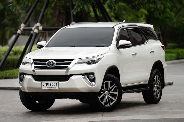 รถ Toyota Fortuner 2.8 V 4WD สี ขาว
