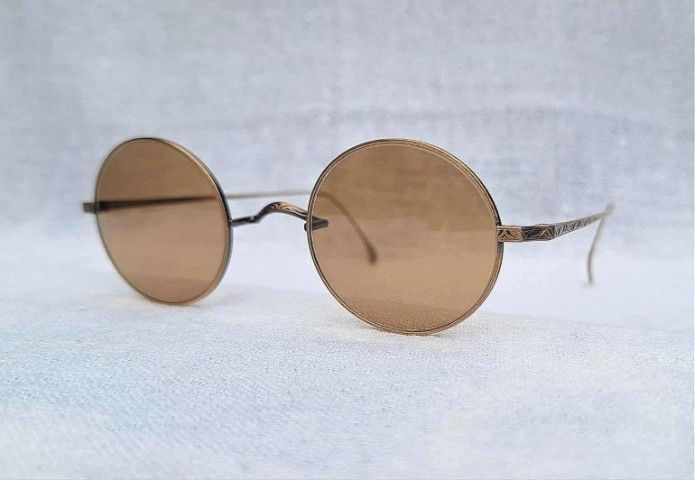 1 ในแว่นตาแฮนด์คราฟท์ที่ดีที่สุดของเมืองซาบาเอะ DIGNA by PARIS MIKI Inc โมเดลคลาสสิก–หยดน้ำกลม–จอห์น เลนนอน กรอบแกะลาย ประณีต วิจิตร เลนส์กระจกคริสตัลญี่ปุ่น FLYING HORUS สีน้ำตาล–ตอร์ติญ่า...Authentic DIGNA handcrafted in Sabae, Japan รูปที่ 10