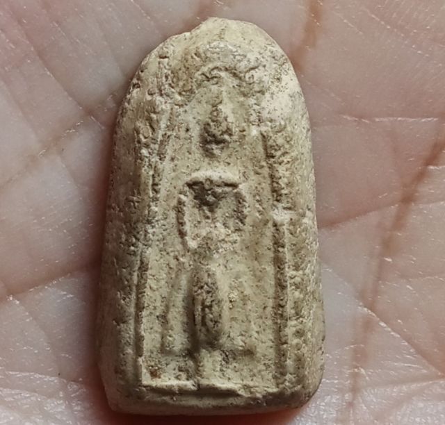 พระเนื้อผงพิมพ์อุ้มบาตร