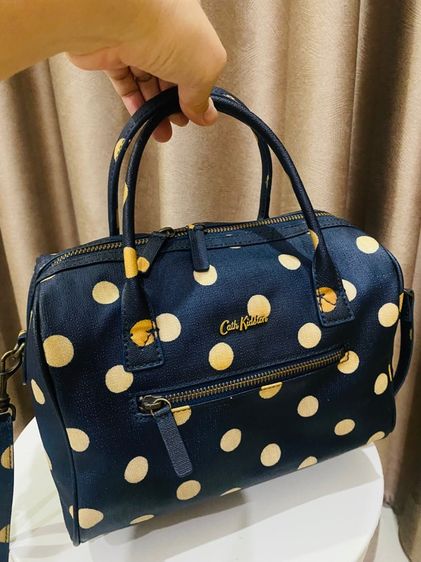 Sold out Cath Kidston Bowler Crossbody กระเป๋าทรงบอสตัน โบลเลอร์ ลายจุดน้ำเงินครีม (Navy  Ivory Polka Dot) รูปที่ 17