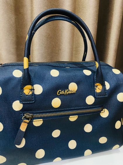 Sold out Cath Kidston Bowler Crossbody กระเป๋าทรงบอสตัน โบลเลอร์ ลายจุดน้ำเงินครีม (Navy  Ivory Polka Dot) รูปที่ 8