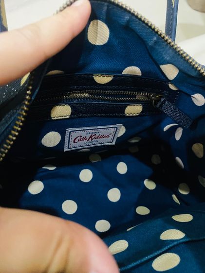 Sold out Cath Kidston Bowler Crossbody กระเป๋าทรงบอสตัน โบลเลอร์ ลายจุดน้ำเงินครีม (Navy  Ivory Polka Dot) รูปที่ 16