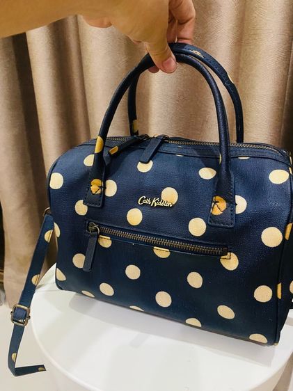 Sold out Cath Kidston Bowler Crossbody กระเป๋าทรงบอสตัน โบลเลอร์ ลายจุดน้ำเงินครีม (Navy  Ivory Polka Dot) รูปที่ 14