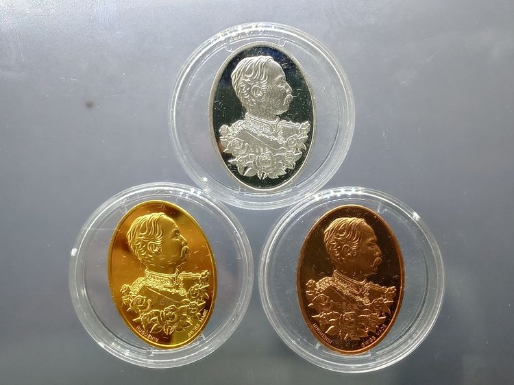 สมเด็จพระปิยมหาราช (สองหน้า รุ่นแรก) ชุด 3 เหรียญ เนื้อเงิน ทองแดง ชุบทอง ขัดเงา บล็อกฮูกานิน สวิสๆ วัดสุทัศน์ๆ พ.ศ.2537 กล่องเดิม รูปที่ 3