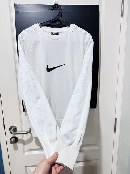 เสื้อสเว็ตเตอร์สีขาวแถบปัก แบรนด์ Nike Embroidered Centre Swoosh side tape sweatshirt  รูปที่ 9