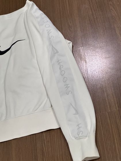 เสื้อสเว็ตเตอร์สีขาวแถบปัก แบรนด์ Nike Embroidered Centre Swoosh side tape sweatshirt  รูปที่ 8