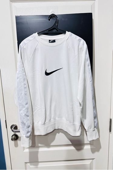 เสื้อสเว็ตเตอร์สีขาวแถบปัก แบรนด์ Nike Embroidered Centre Swoosh side tape sweatshirt  รูปที่ 2