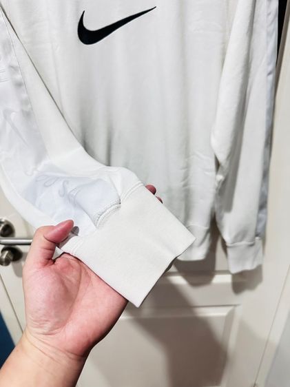 เสื้อสเว็ตเตอร์สีขาวแถบปัก แบรนด์ Nike Embroidered Centre Swoosh side tape sweatshirt  รูปที่ 5