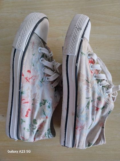 รองเท้าใบมือสองลายดอกไม้ รูปที่ 10