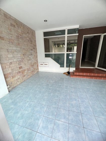 ให้เช่าทาวน์โฮม 3 ชั้น – หลังเซียร์รังสิต (เดินเพียงไม่กี่นาที)