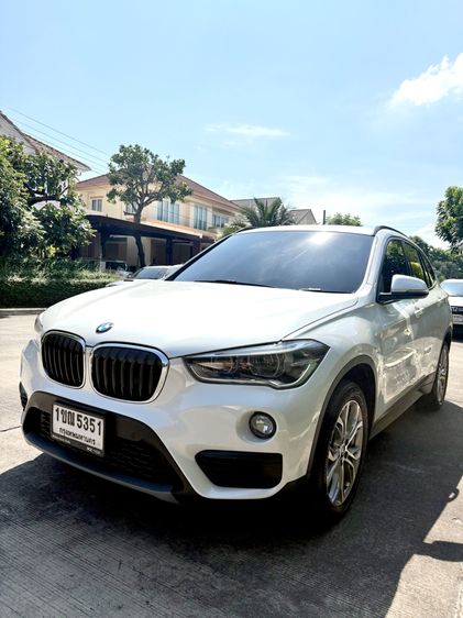 BMW X1 2020 1.5 sDrive18i xLine Sedan เบนซิน เกียร์อัตโนมัติ ขาว รูปที่ 2
