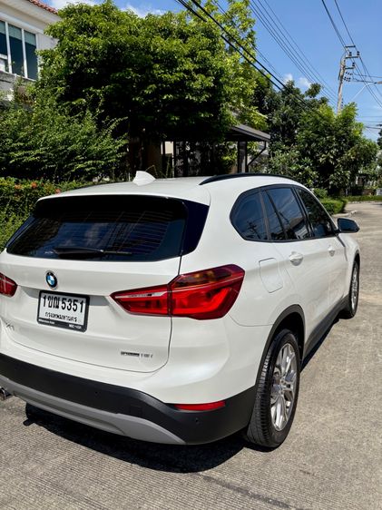 BMW X1 2020 1.5 sDrive18i xLine Sedan เบนซิน เกียร์อัตโนมัติ ขาว รูปที่ 3