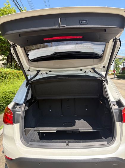 BMW X1 2020 1.5 sDrive18i xLine Sedan เบนซิน เกียร์อัตโนมัติ ขาว รูปที่ 4