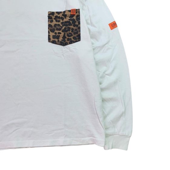 เสื้อแขนยาว UNIVERSAL แท้ 💯 size วัดขนาด อก 22 ยาว 27 นิ้ว สภาพดีมาก กระเป๋าลายเสือ สีทรงสวย ดีเทลดี เนื้อผ้าหนานิ่มมาก หายากน่าสะสม รูปที่ 4