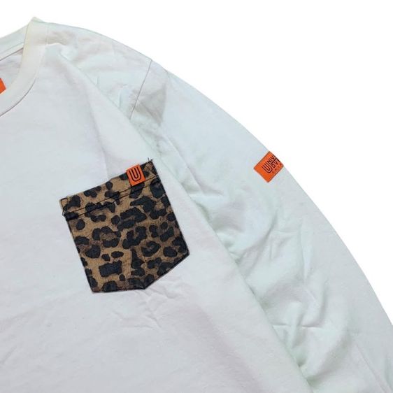 เสื้อแขนยาว UNIVERSAL แท้ 💯 size วัดขนาด อก 22 ยาว 27 นิ้ว สภาพดีมาก กระเป๋าลายเสือ สีทรงสวย ดีเทลดี เนื้อผ้าหนานิ่มมาก หายากน่าสะสม รูปที่ 3