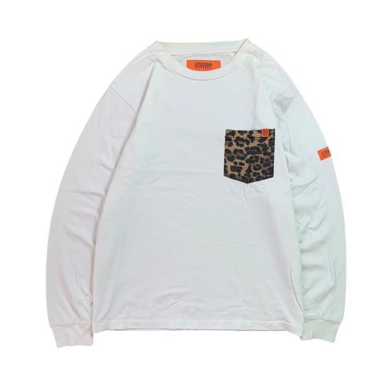 ขาว อื่นๆ อื่นๆ อื่นๆ เสื้อแขนยาว UNIVERSAL แท้ 💯 size วัดขนาด อก 22 ยาว 27 นิ้ว สภาพดีมาก กระเป๋าลายเสือ สีทรงสวย ดีเทลดี เนื้อผ้าหนานิ่มมาก หายากน่าสะสม